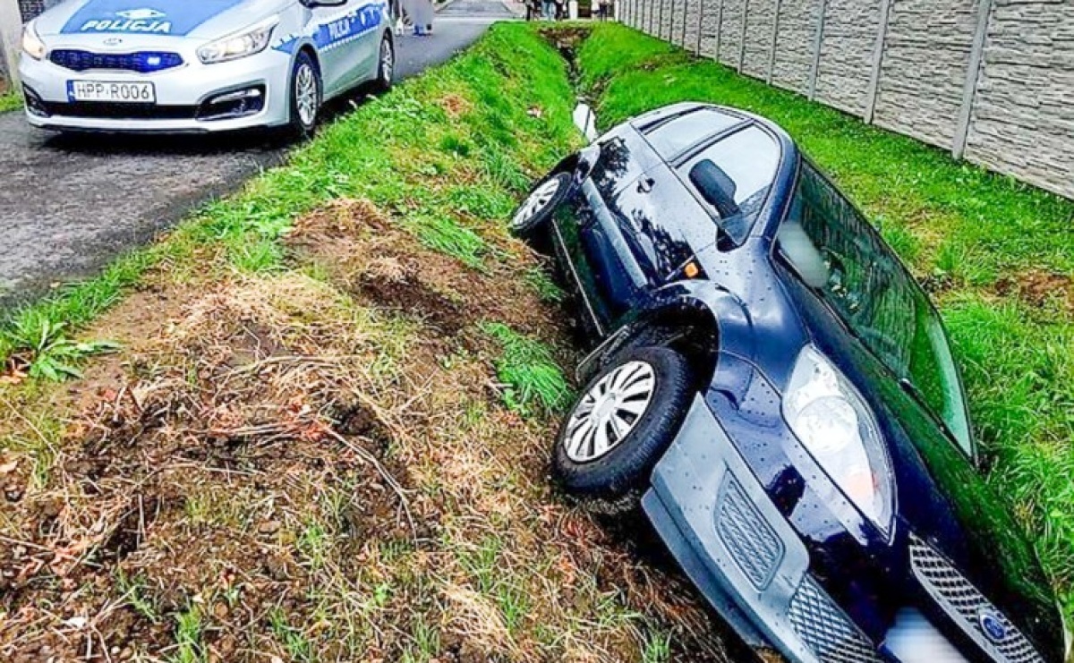 Racibórz: pijana 55-latka wjechała fordem do rowu. Miała 3 promile i zakaz prowadzenia - Serwis informacyjny z Raciborza - naszraciborz.pl