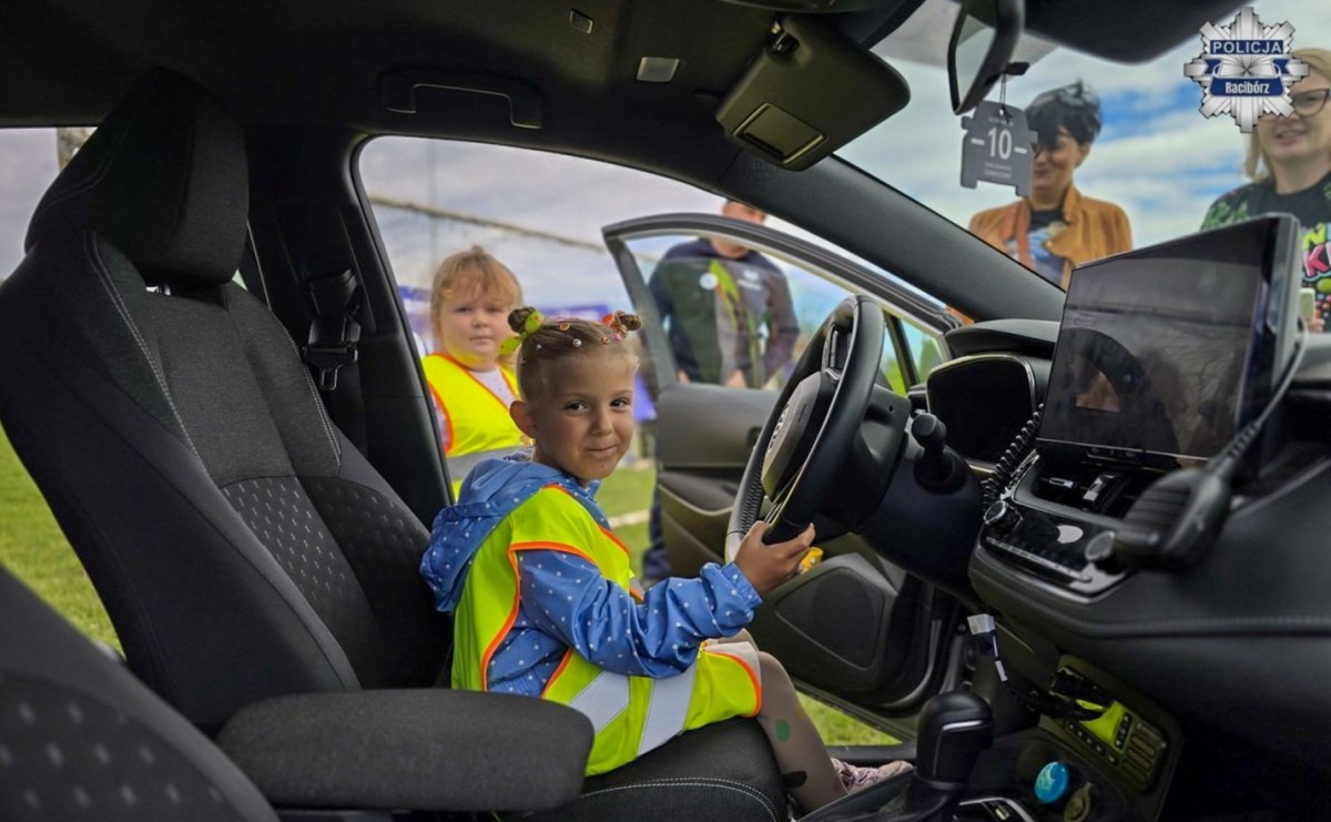 Bezpieczna droga do szkoły – piknik służb mundurowych w Łęgu - Serwis informacyjny z Raciborza - naszraciborz.pl