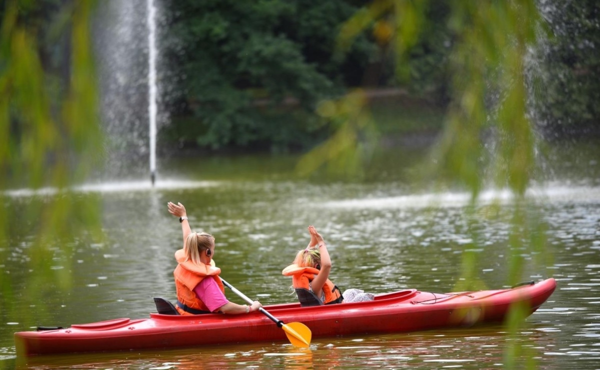 Pożegnanie lata z Fundacją PORT – bezpłatny spływ kajakowy w Parku im. Miasta Roth - Serwis informacyjny z Raciborza - naszraciborz.pl