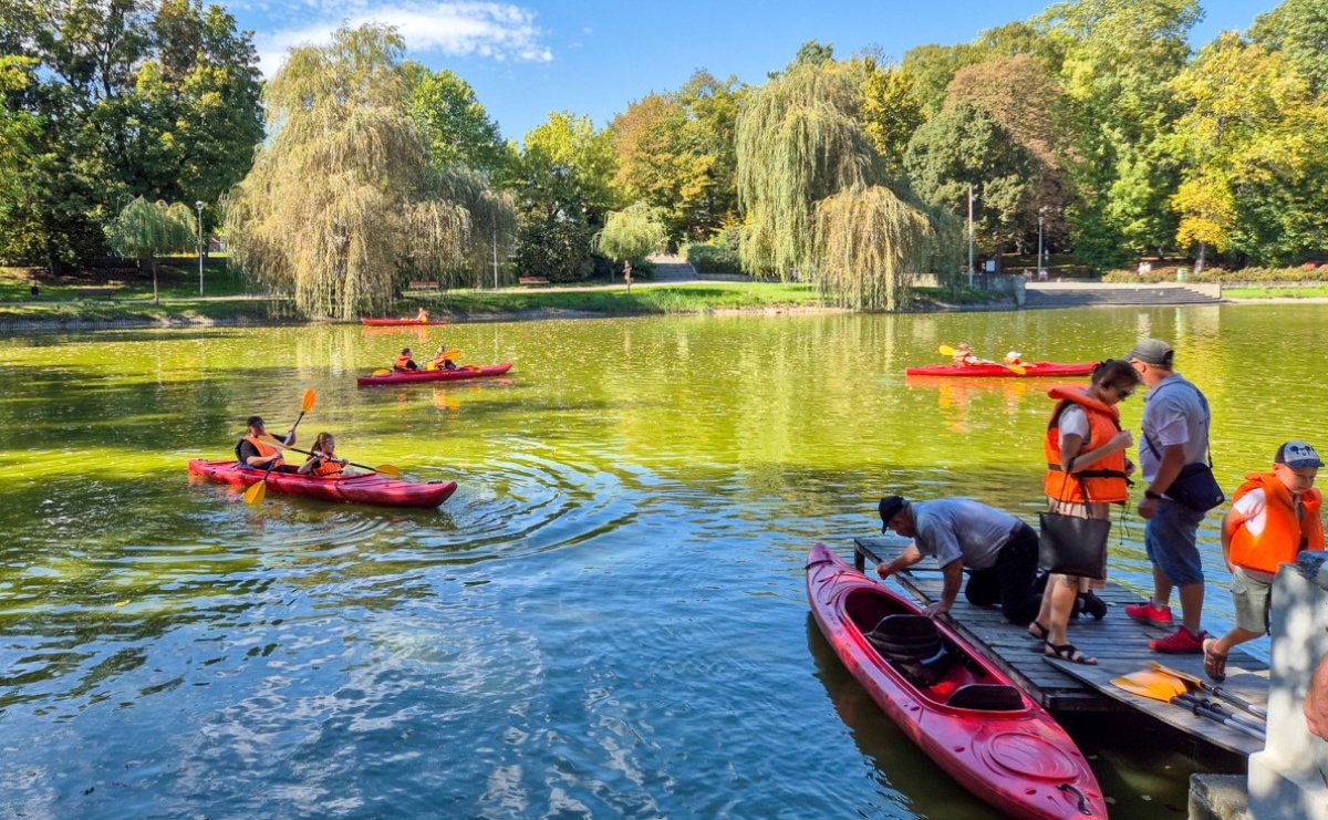 Kajakowe pożegnanie lata w Parku Roth przyciągnęło licznych uczestników - Serwis informacyjny z Raciborza - naszraciborz.pl
