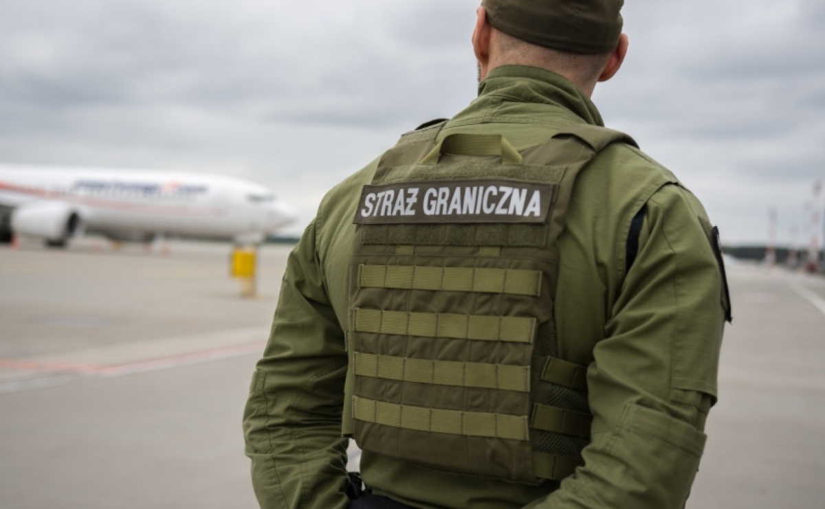 Czworo poszukiwanych zatrzymanych na lotnisku - Serwis informacyjny z Raciborza - naszraciborz.pl
