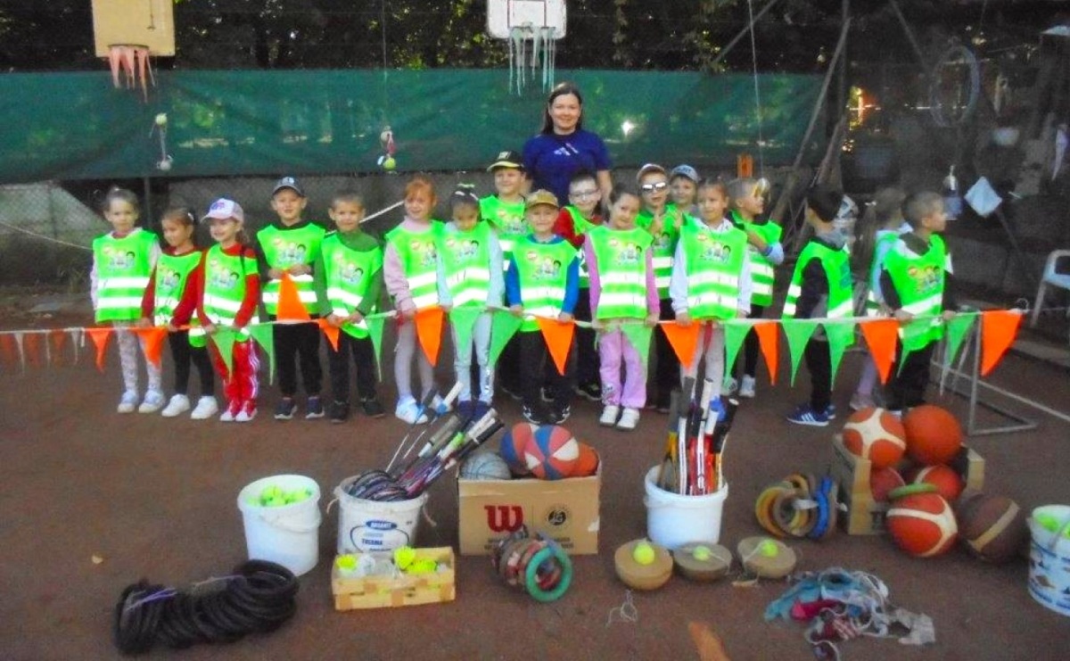 Sportowe zmagania przedszkolaków na korcie RAFAKO - Serwis informacyjny z Raciborza - naszraciborz.pl