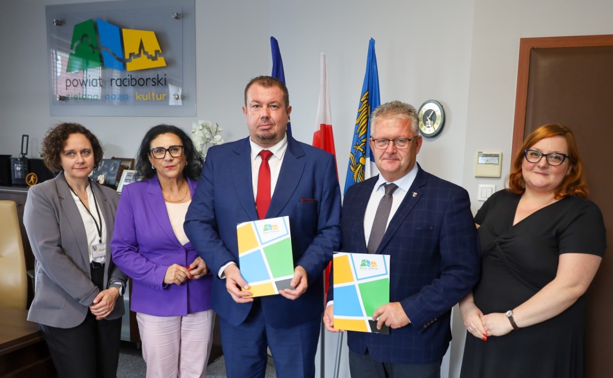 Inwestycja w ekologię i oszczędność energii. Powiat Raciborski i Gmina Krzyżanowice stawiają na fotowoltaikę - Serwis informacyjny z Raciborza - naszraciborz.pl