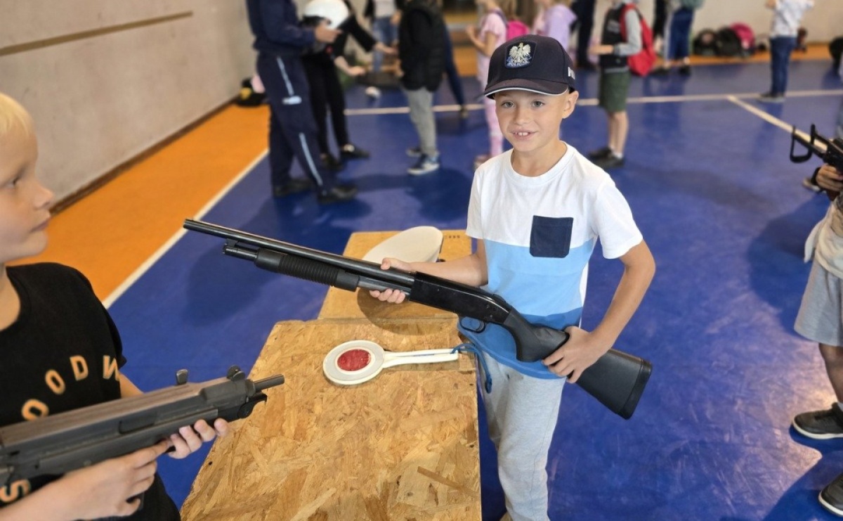 Uczniowie z Grzegorzowic odwiedzili raciborską komendę policji - Serwis informacyjny z Raciborza - naszraciborz.pl