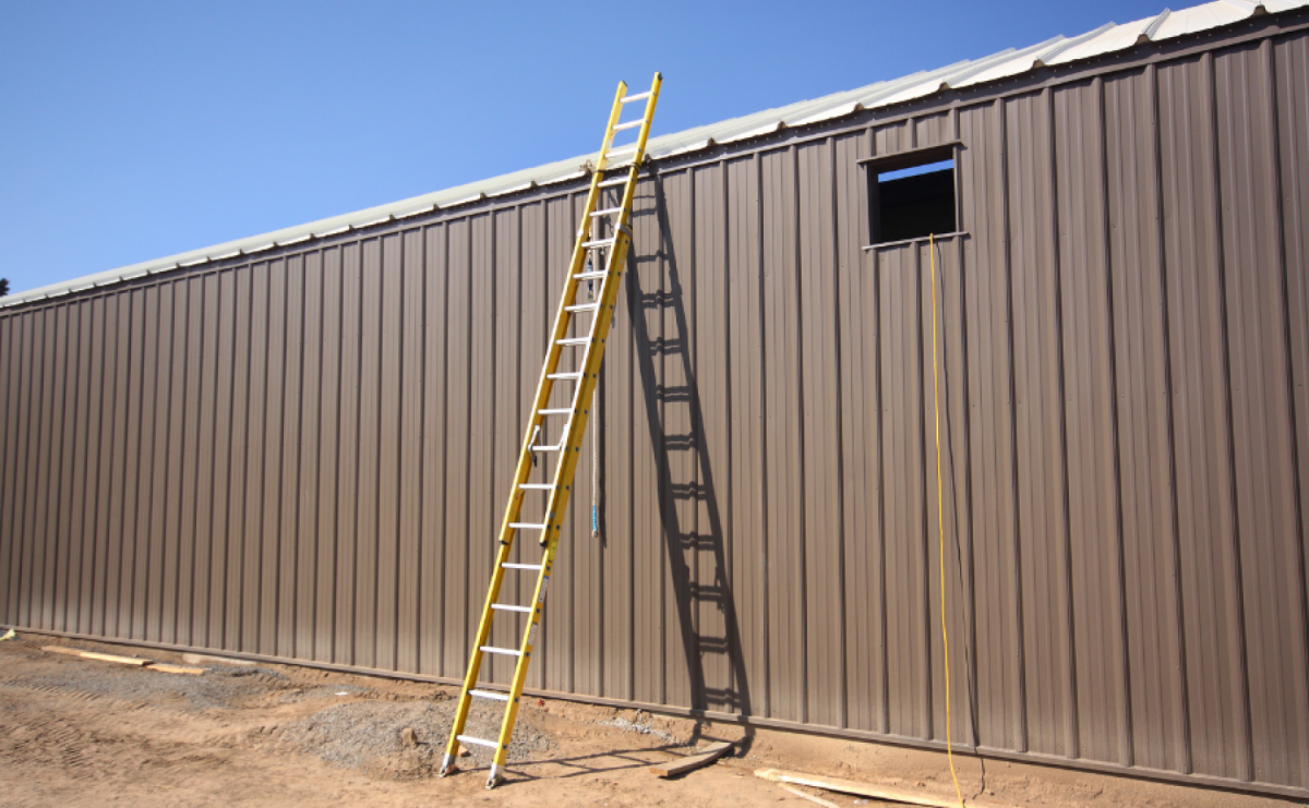 Jak wybrać bezpieczną drabinę przystawną do prac budowlanych? - Serwis informacyjny z Raciborza - naszraciborz.pl