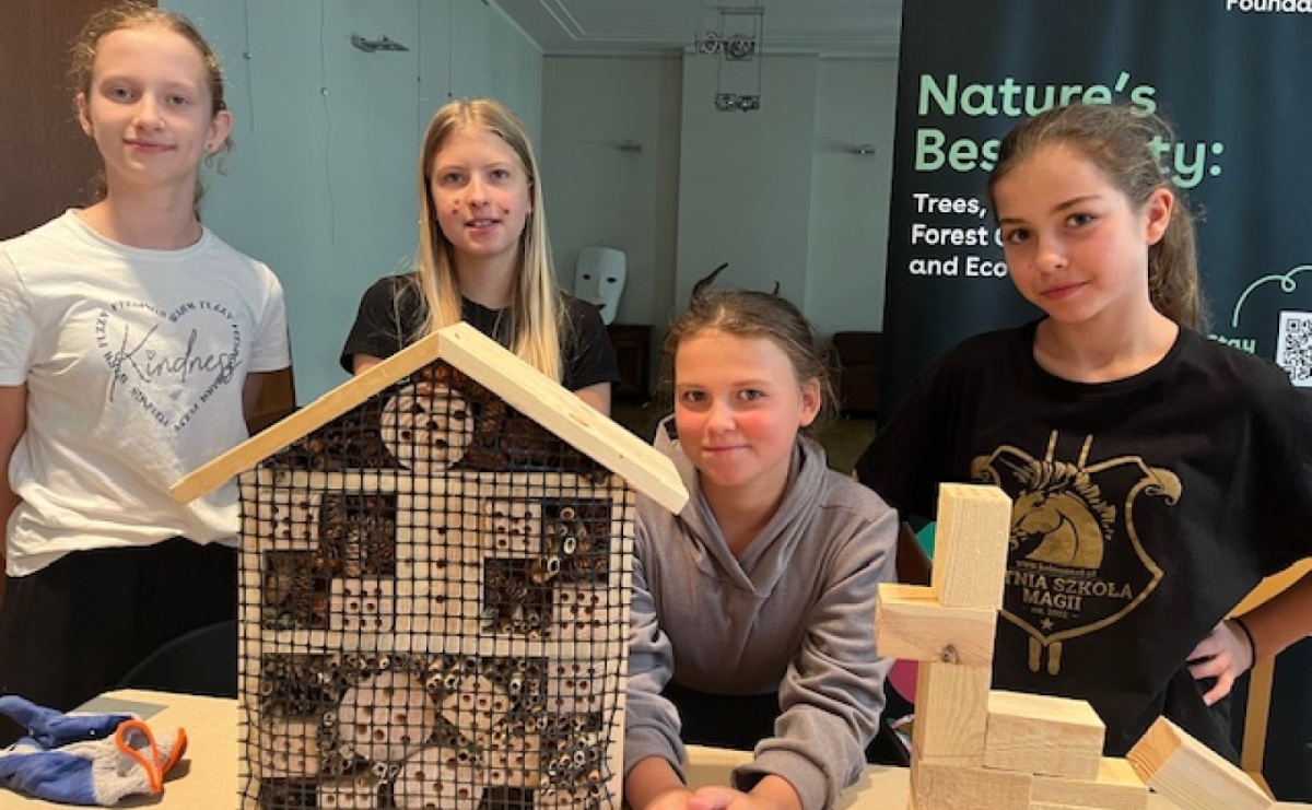 Uczniowie z Ostroga tworzą ekologiczne hotele dla owadów - Serwis informacyjny z Raciborza - naszraciborz.pl
