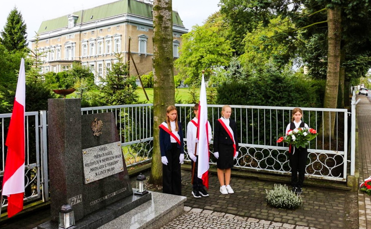 Odsłonięcie odnowionego pomnika ofiar nazizmu w Pogrzebieniu - Serwis informacyjny z Raciborza - naszraciborz.pl