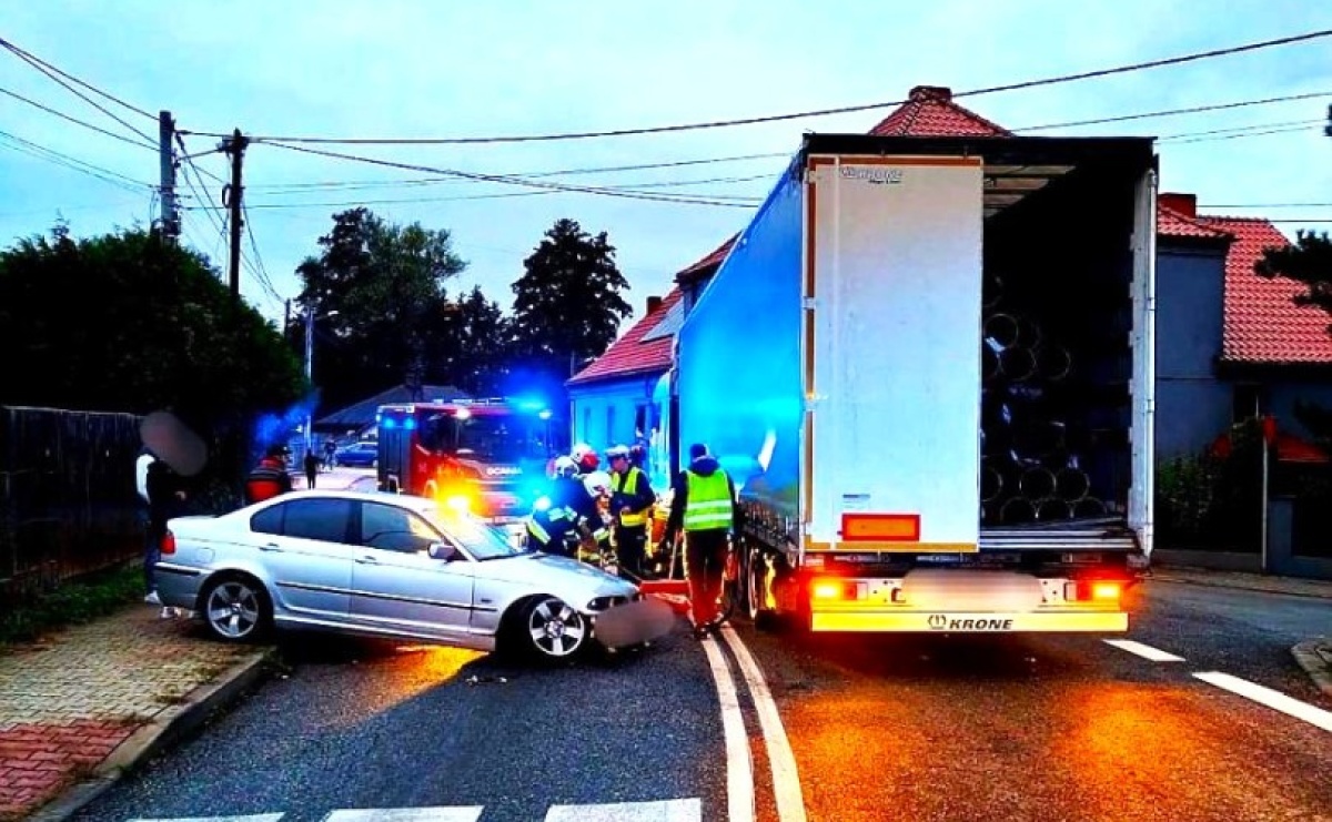 DK45: Zderzenie osobówki z ciężarówką w Roszkowie. Pasażerka trafiła do szpitala - Serwis informacyjny z Raciborza - naszraciborz.pl