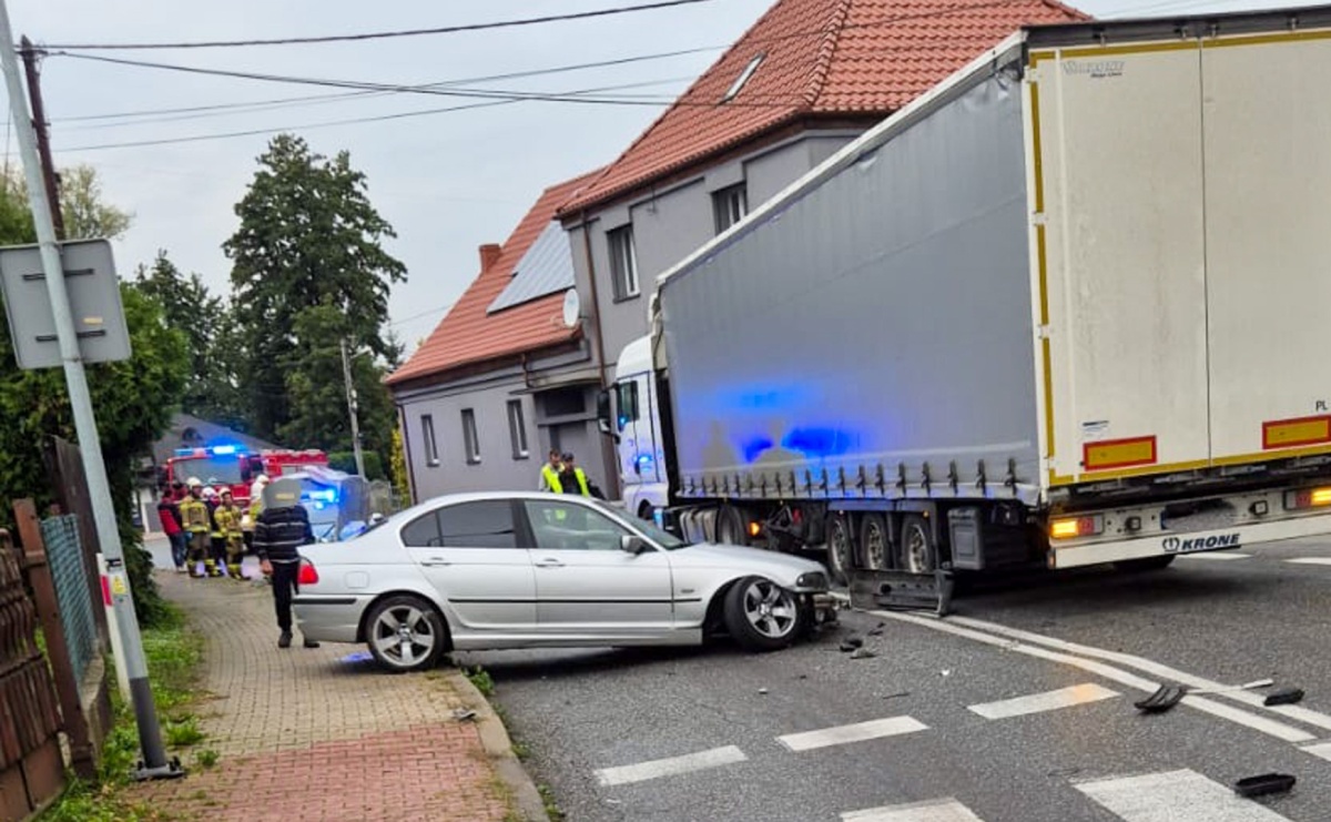 Groźny wypadek w Roszkowie i seria interwencji strażaków w powiecie raciborskim [RAPORT 998] - Serwis informacyjny z Raciborza - naszraciborz.pl