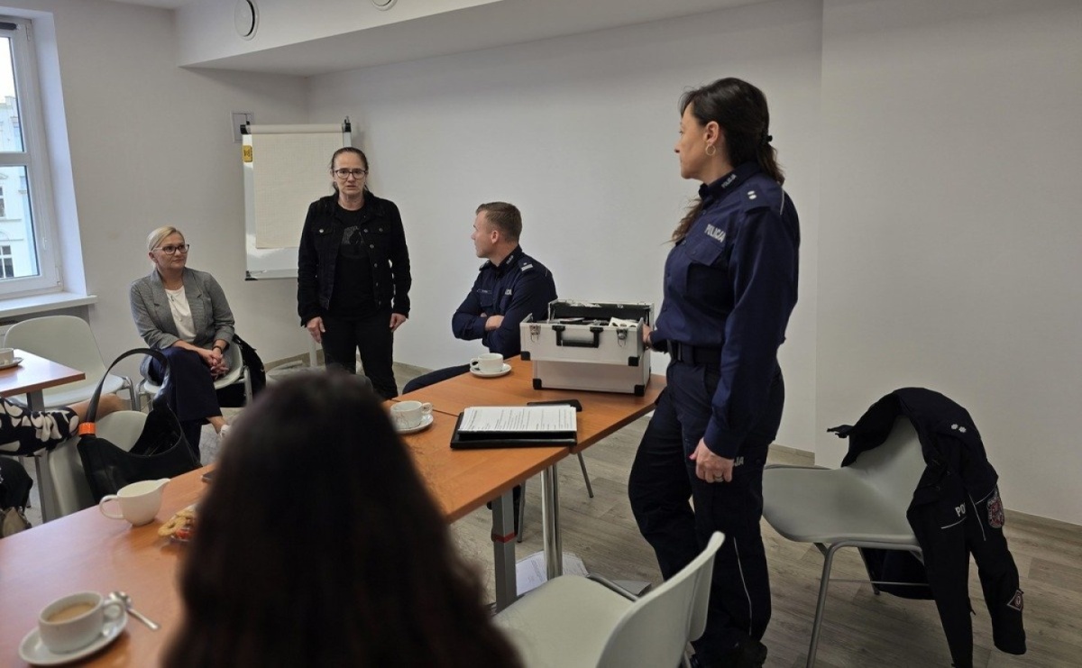 Policjanci szkolili asystentów rodzin i pracowników socjalnych - Serwis informacyjny z Raciborza - naszraciborz.pl