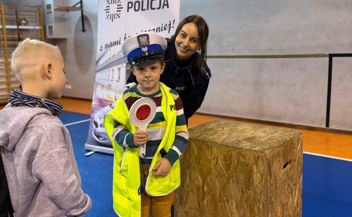 Nauka bezpieczeństwa i zabawa, czyli przedszkolaki w komendzie - Serwis informacyjny z Raciborza - naszraciborz.pl