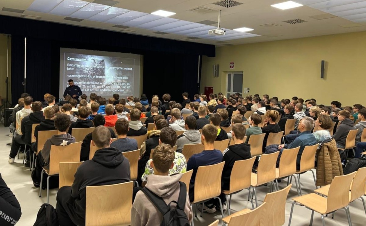 Dyskusja o odpowiedzialności prawnej i hejcie. Policyjna wizyta w raciborskim Mechaniku - Serwis informacyjny z Raciborza - naszraciborz.pl