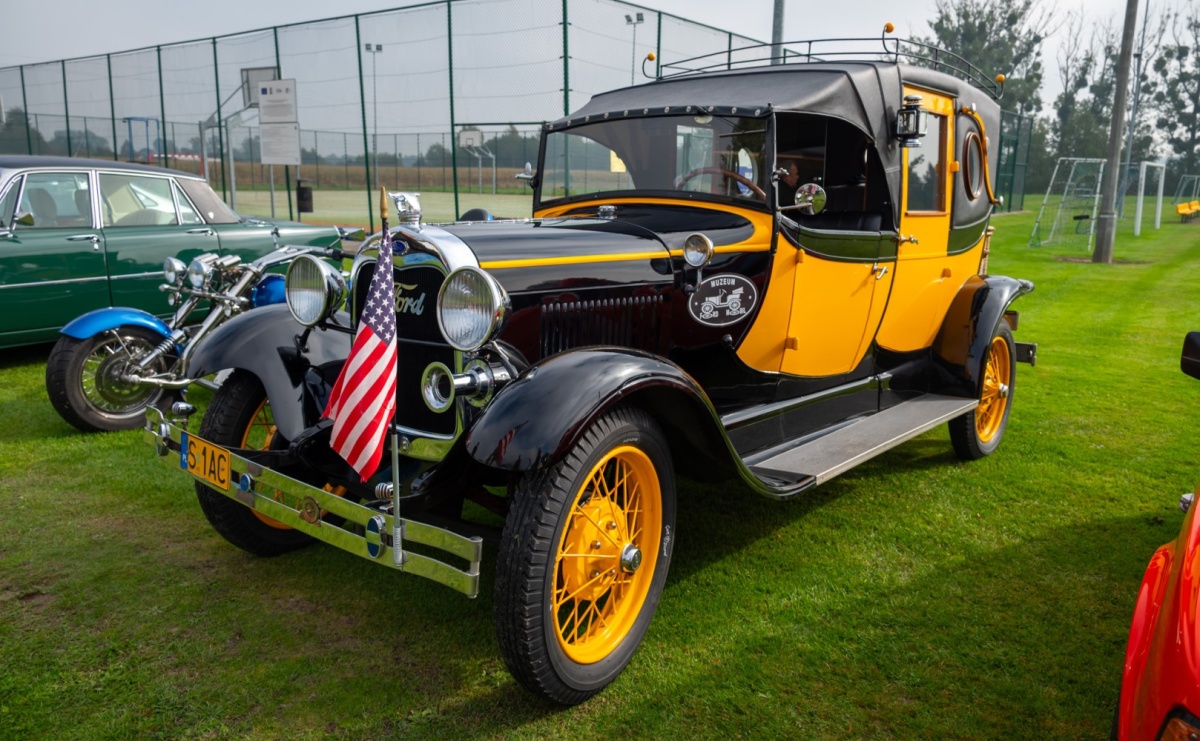 Jesienny zlot pojazdów zabytkowych w Zabełkowie na zamknięcie sezonu motorowego - Serwis informacyjny z Raciborza - naszraciborz.pl