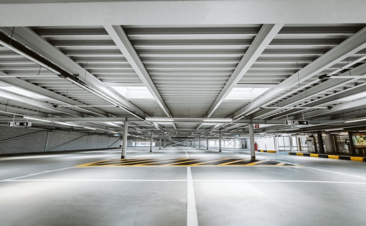 Garaż blaszany drewnopodobny – ile kosztuje i gdzie zamówić? - Serwis informacyjny z Raciborza - naszraciborz.pl