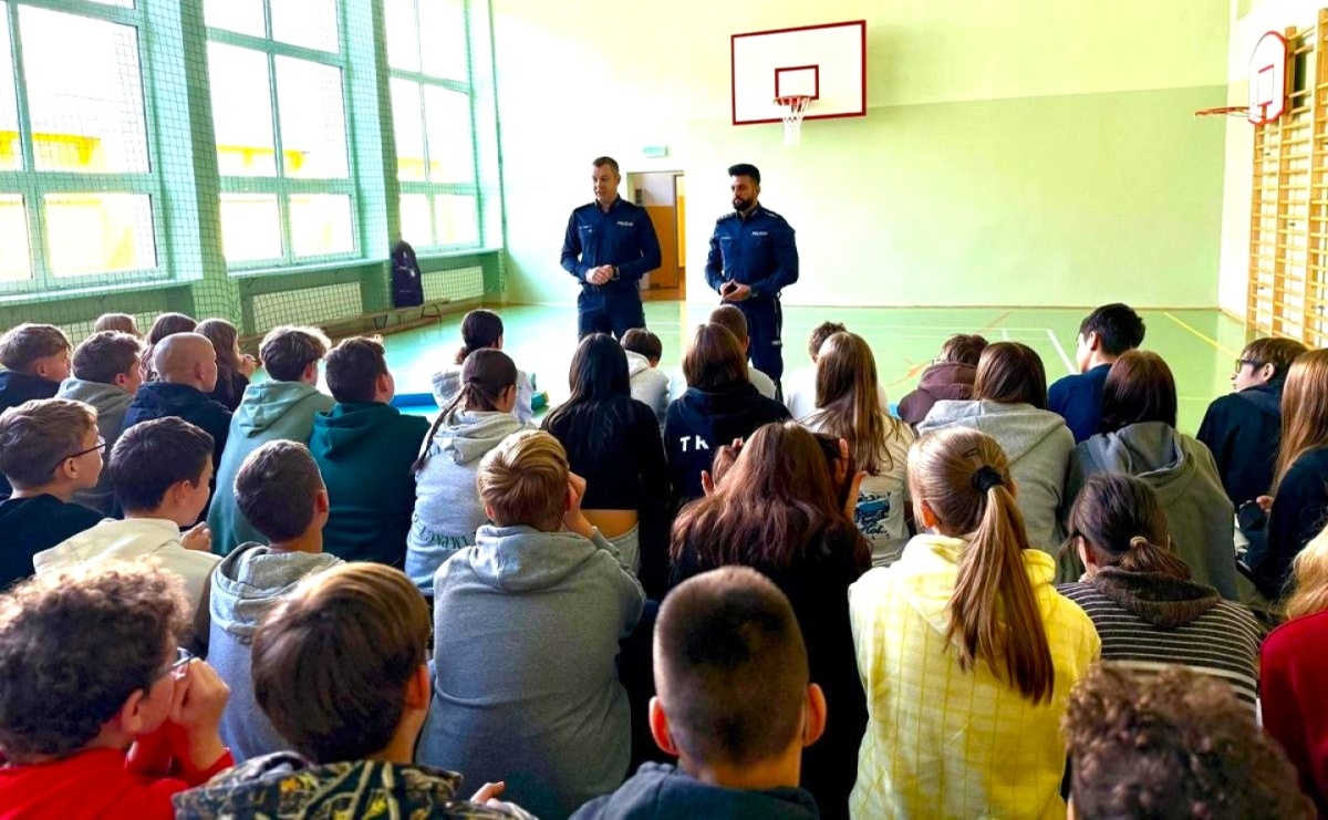 Rozmowa o hejcie, przemocy rówieśniczej i bezpieczeństwie w necie. Policyjna wizyta w pietrowickiej szkole - Serwis informacyjny z Raciborza - naszraciborz.pl
