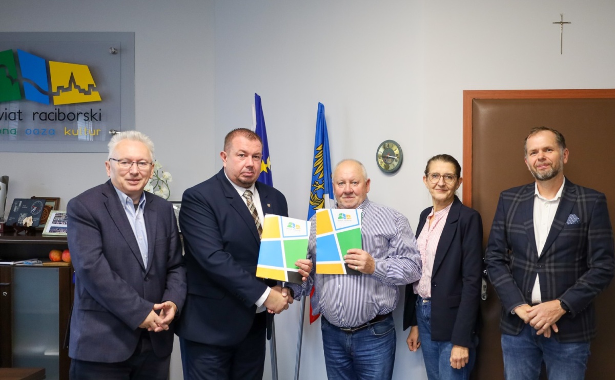 Nowy chodnik w Krzanowicach – podpisano umowę na remont ciągu pieszego przy DW 917 - Serwis informacyjny z Raciborza - naszraciborz.pl