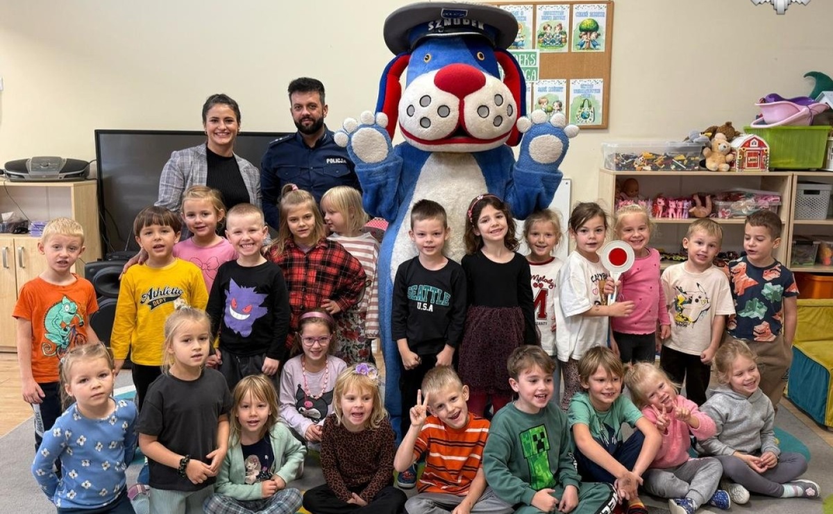 Sznupek daje uśmiech. Policjant odwiedził przedszkolaków i uczył ich bezpieczeństwa - Serwis informacyjny z Raciborza - naszraciborz.pl