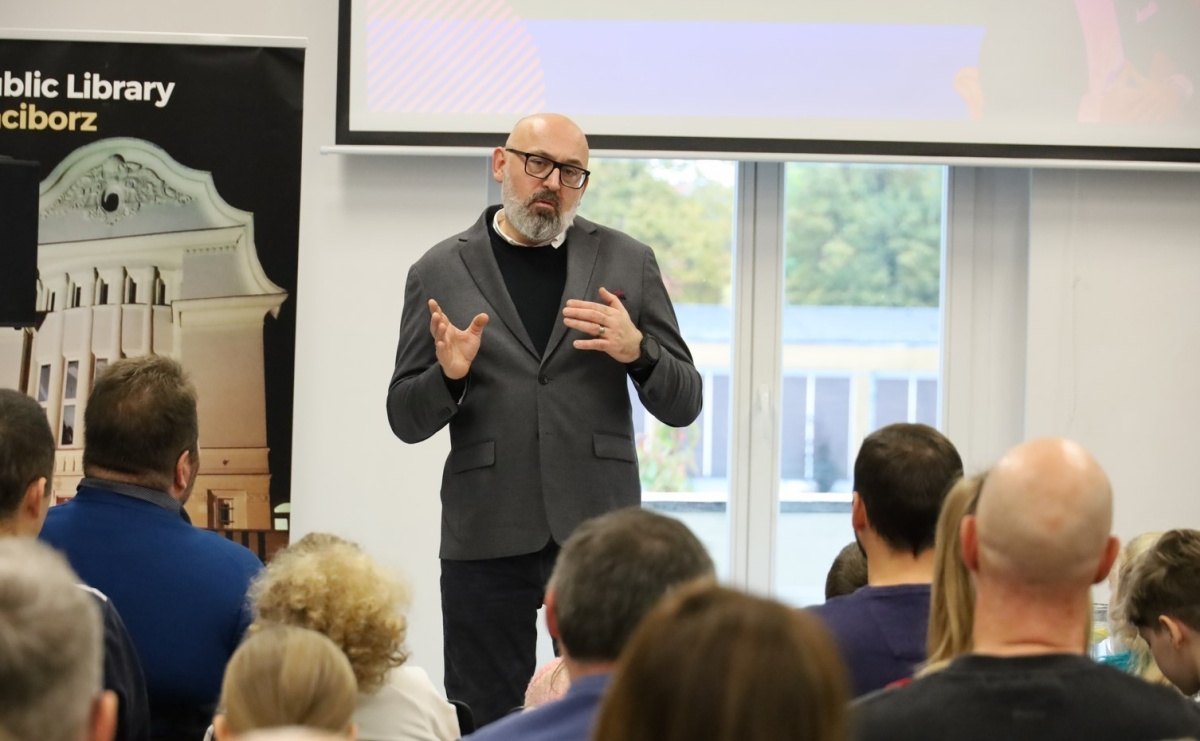 Waldemar Cichoń z wizytą w Klubie Ojca w bibliotece - Serwis informacyjny z Raciborza - naszraciborz.pl