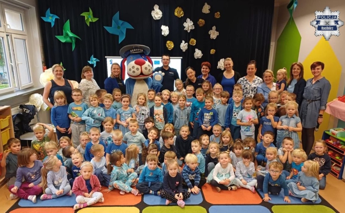 Edukacja poprzez zabawę. Policyjna wizyta w przedszkolu w Tworkowie - Serwis informacyjny z Raciborza - naszraciborz.pl