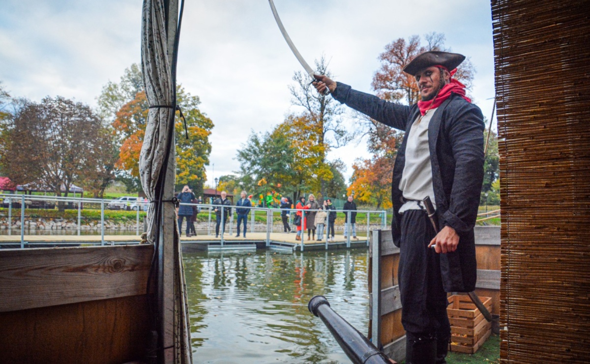 Żeglarska Jesień w Krowiarkach. Na stawie przy pałacu otwarto molo, pierwsze w powiecie - Serwis informacyjny z Raciborza - naszraciborz.pl