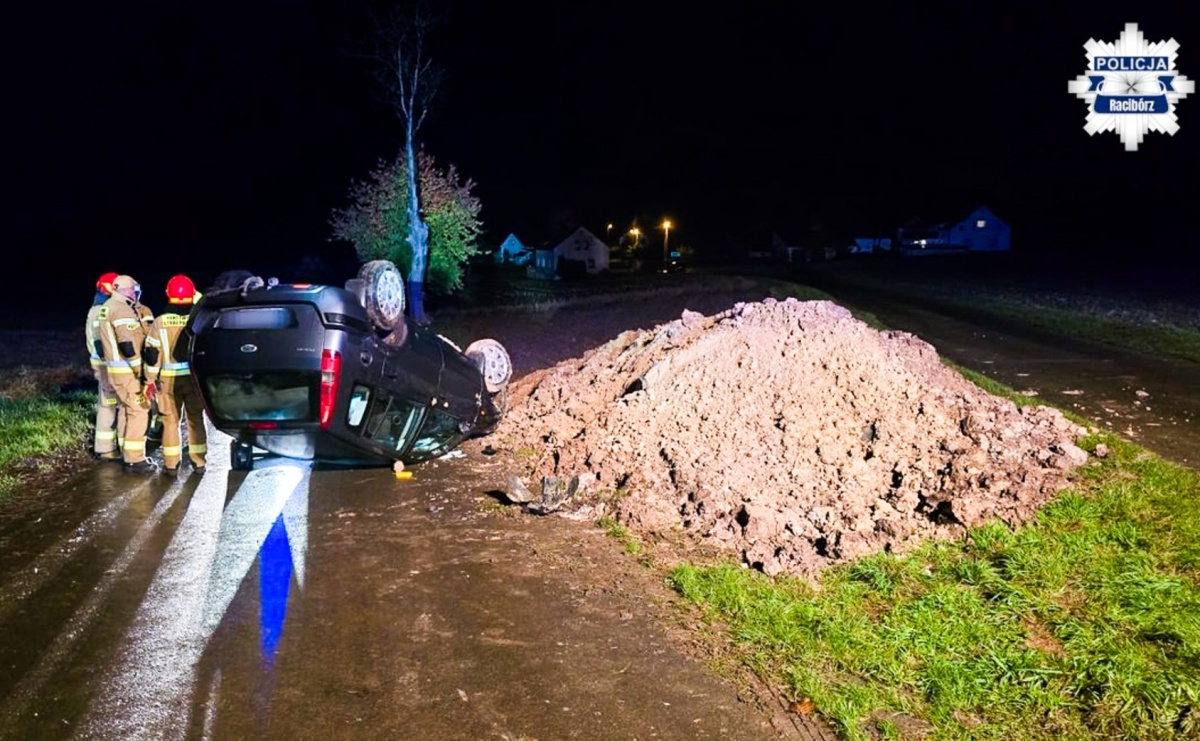 Dachowanie 90-latka w Sławienku. Jesienne drogi znów dają o sobie znać - Serwis informacyjny z Raciborza - naszraciborz.pl