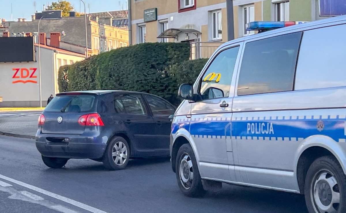 Co wydarzyło się na Podwalu? Golf zakończył jazdę na latarni - Serwis informacyjny z Raciborza - naszraciborz.pl