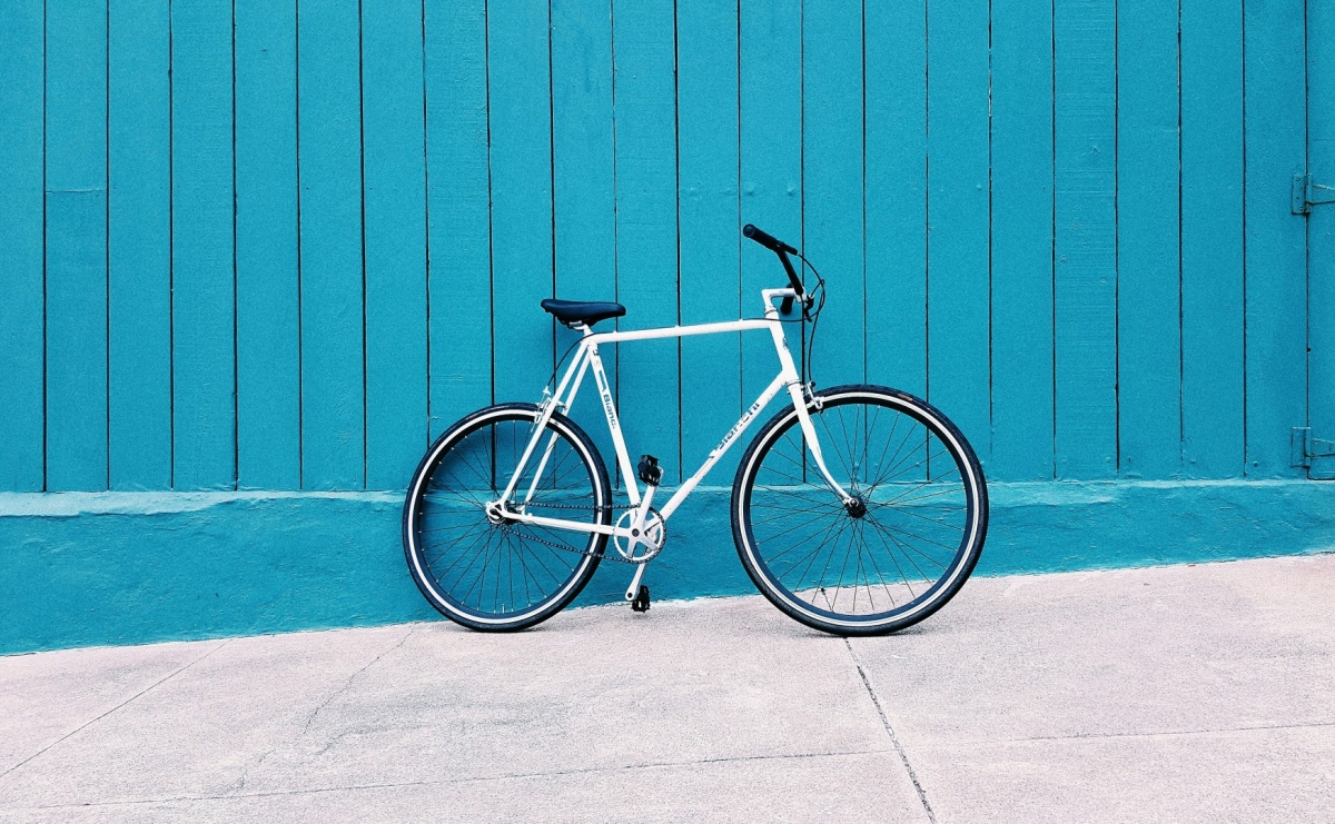 Stojak rowerowy – niepozorny bohater miejskiej rewolucji. Jak wybrać model, który przetrwa lata? - Serwis informacyjny z Raciborza - naszraciborz.pl