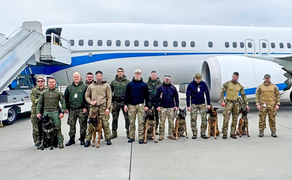 Wspólne ćwiczenia przewodników psów służbowych wyspecjalizowanych w wykrywaniu materiałów wybuchowych i broni - Serwis informacyjny z Raciborza - naszraciborz.pl