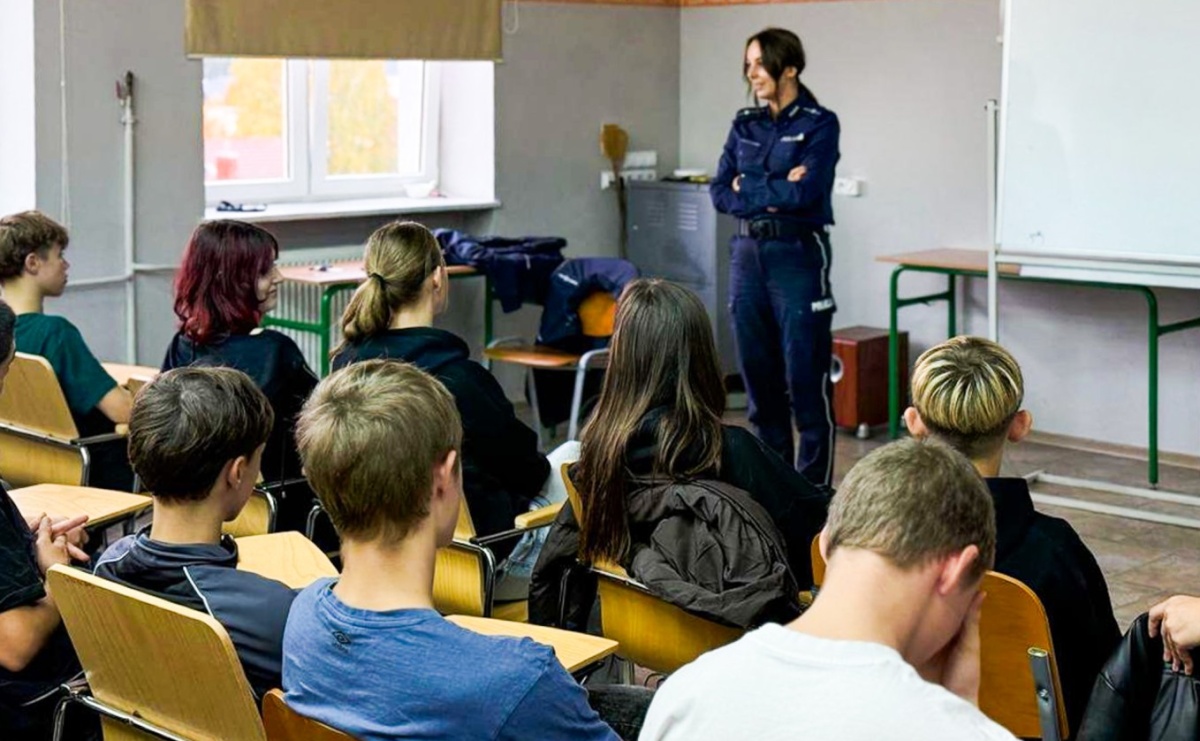 Przemoc rówieśnicza i hejt – policjanci z Raciborza mówią uczniom o odpowiedzialności - Serwis informacyjny z Raciborza - naszraciborz.pl