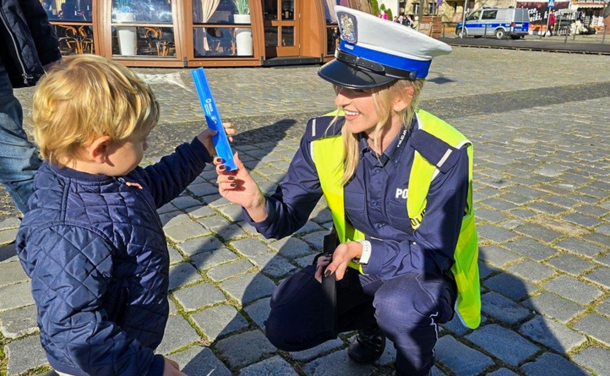 Świeć przykładem – noś odblaski! – raciborscy policjanci przypominają o bezpieczeństwie pieszych - Serwis informacyjny z Raciborza - naszraciborz.pl