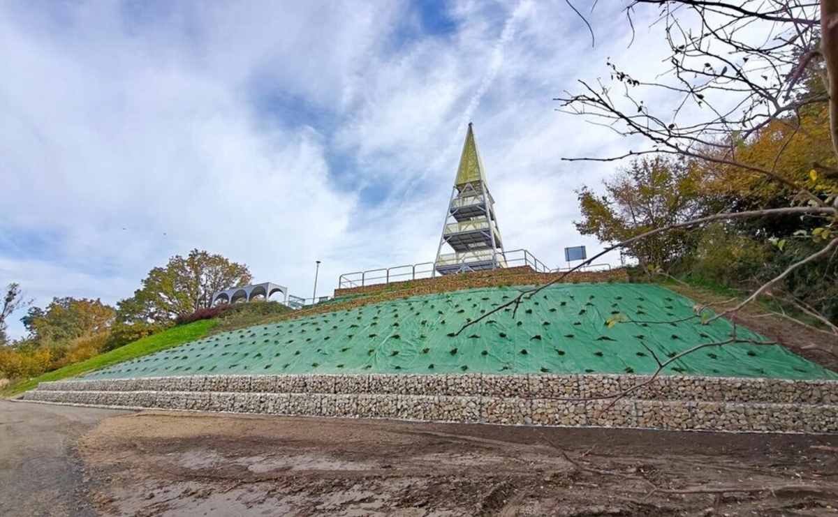 Urząd zabezpieczył skarpę pod wieżą w Pogrzebieniu. Na problem od miesięcy zwracał uwagę mieszkaniec - Serwis informacyjny z Raciborza - naszraciborz.pl