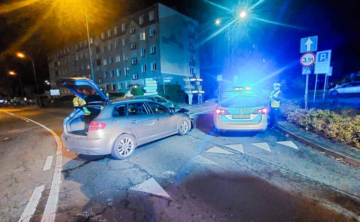 Kolizja na skrzyżowaniu Reymonta i Odrzańskiej w Raciborzu. Poszkodowana 55-letnia kobieta - Serwis informacyjny z Raciborza - naszraciborz.pl