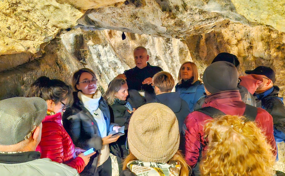 Wyprawa na Dlouhé Stráne. Raciborzanie odkrywali Jaskinię na Szpiczaku i czeskie uzdrowisko Grafenberg - Serwis informacyjny z Raciborza - naszraciborz.pl