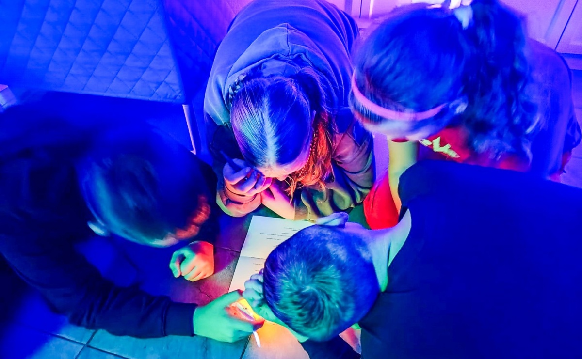 Czytanie w ciemnościach – noc pełna magii w bibliotece w Brzeziu - Serwis informacyjny z Raciborza - naszraciborz.pl