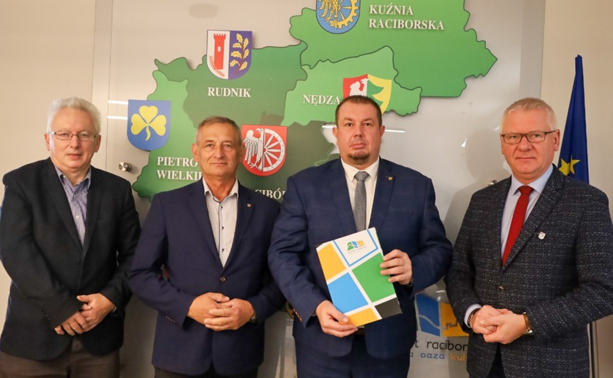 Powiat Raciborski podpisał umowę na remont dróg w Raciborzu i Pogrzebieniu - Serwis informacyjny z Raciborza - naszraciborz.pl