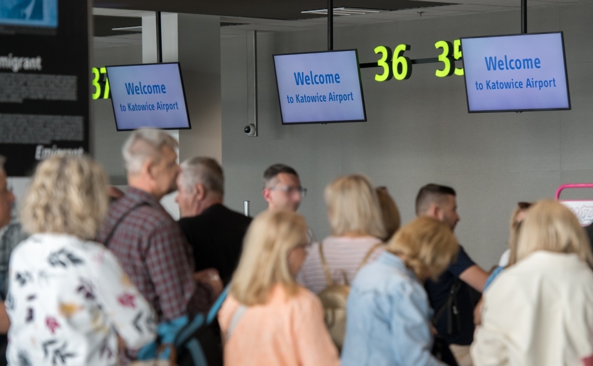 Podróż 20 cudzoziemców zakończyła się na lotnisku - Serwis informacyjny z Raciborza - naszraciborz.pl