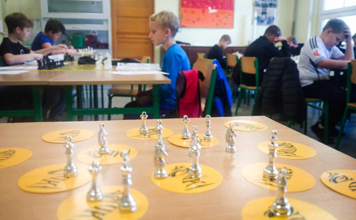 Szachowe emocje w Tworkowie – uczniowie zmierzyli się w ogólnopolskim konkursie Konik Szachowy - Serwis informacyjny z Raciborza - naszraciborz.pl