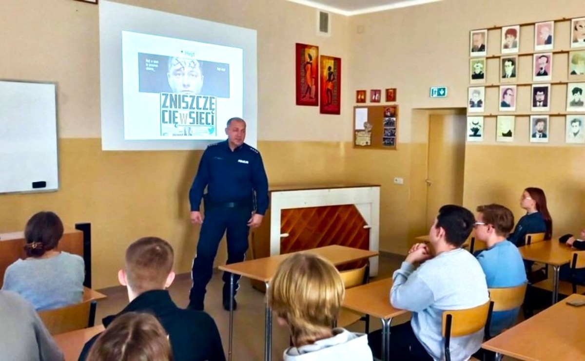 Dzielnicowy spotkał się z uczniami II LO w Raciborzu - Serwis informacyjny z Raciborza - naszraciborz.pl