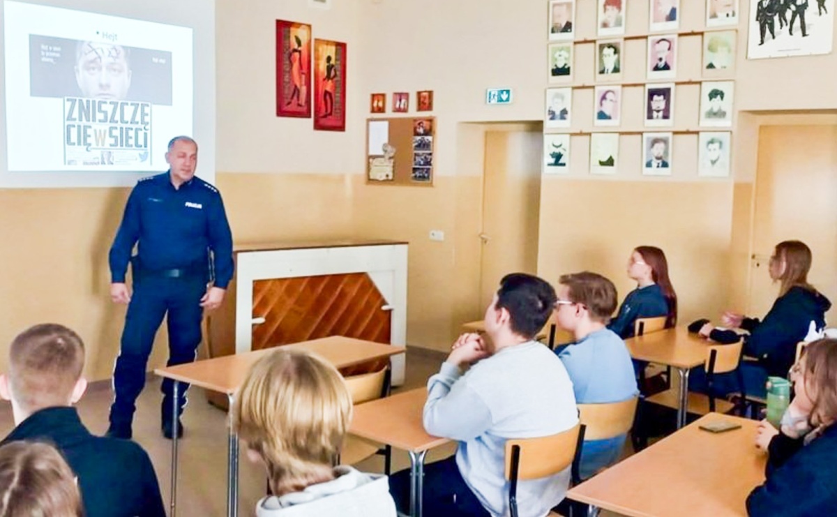 Dzielnicowy spotkał się z uczniami II LO w Raciborzu - Serwis informacyjny z Raciborza - naszraciborz.pl