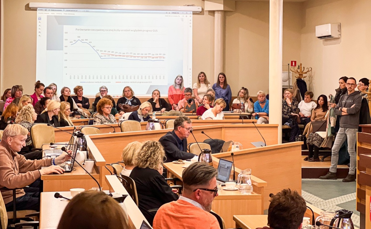 Jesteśmy pod ścianą! Radni debatują o przyszłości raciborskiej oświaty, m.in. połączenia SP 13 z SP 4 - Serwis informacyjny z Raciborza - naszraciborz.pl