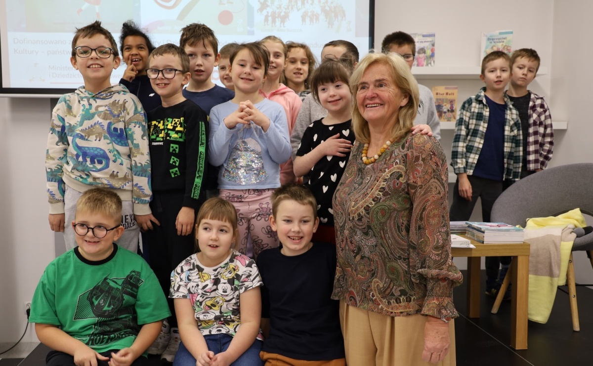 Lepiej widzieć szklankę do połowy pełną! Elżbieta Zubrzycka w bibliotece - Serwis informacyjny z Raciborza - naszraciborz.pl