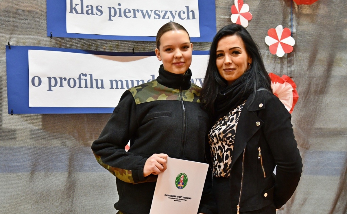 Uroczyste ślubowanie uczniów klas I z Oddziałów o Profilu Mundurowym - Serwis informacyjny z Raciborza - naszraciborz.pl