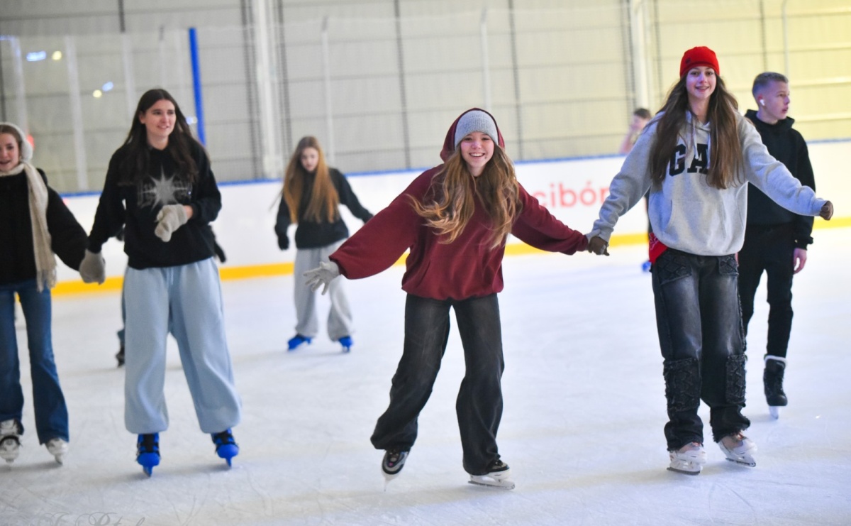 Pierwsze łyżwiarskie disco na nowym lodowisku w Raciborzu. Program kolejnych wydarzeń i cennik [FOTO i WIDEO] - Serwis informacyjny z Raciborza - naszraciborz.pl