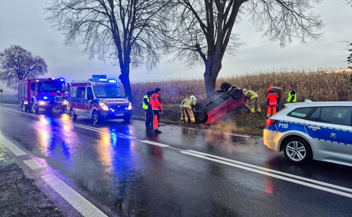 Dachowanie fiata w Tworkowie. Policja apeluje o ostrożność - Serwis informacyjny z Raciborza - naszraciborz.pl