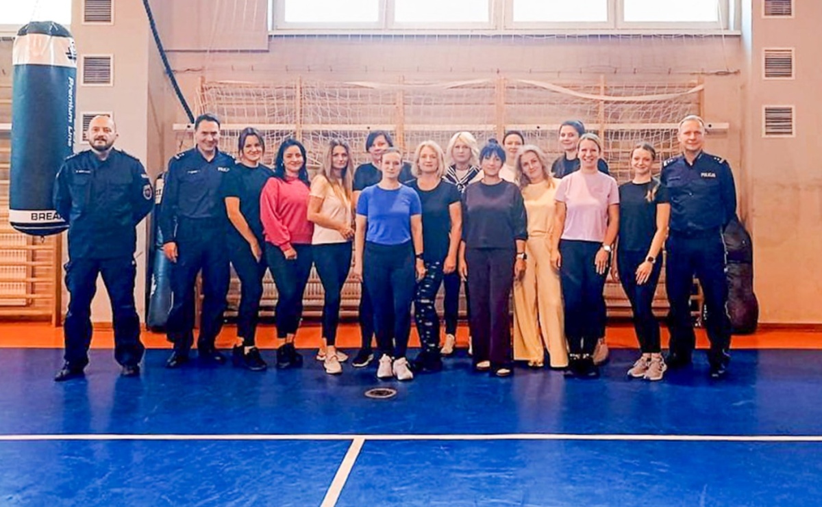 Pracownice raciborskiej Policji uczą się samoobrony – bezpieczeństwo przede wszystkim! - Serwis informacyjny z Raciborza - naszraciborz.pl