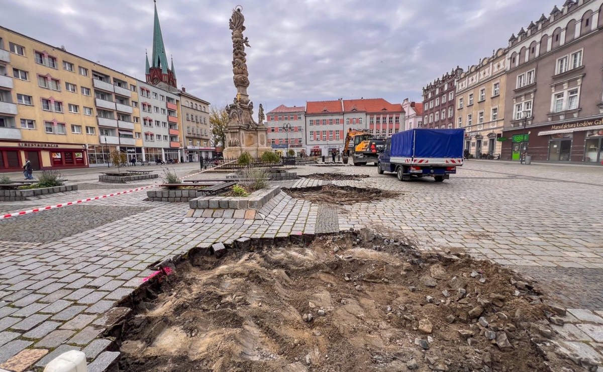 Na rynku rozpoczęło się sadzenie drzew [FOTO] - Serwis informacyjny z Raciborza - naszraciborz.pl