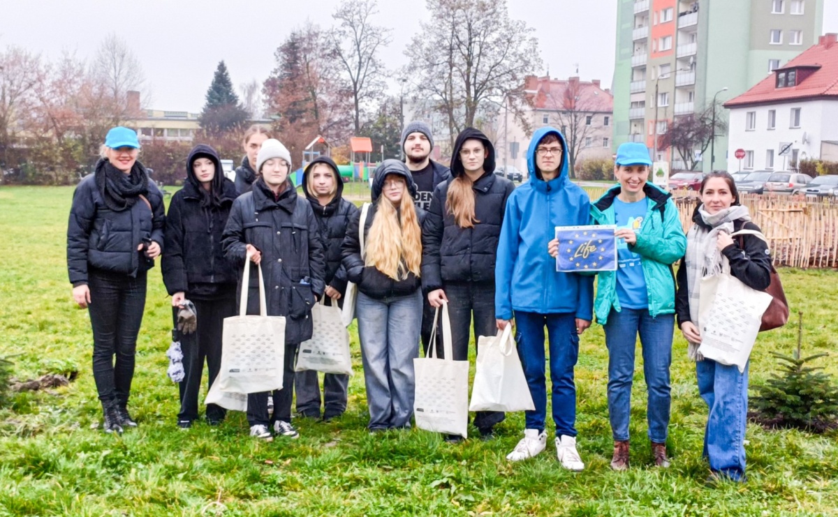 Teren przy tężni na Ostrogu wzbogacił się o nowe nasadzenia drzewek - Serwis informacyjny z Raciborza - naszraciborz.pl