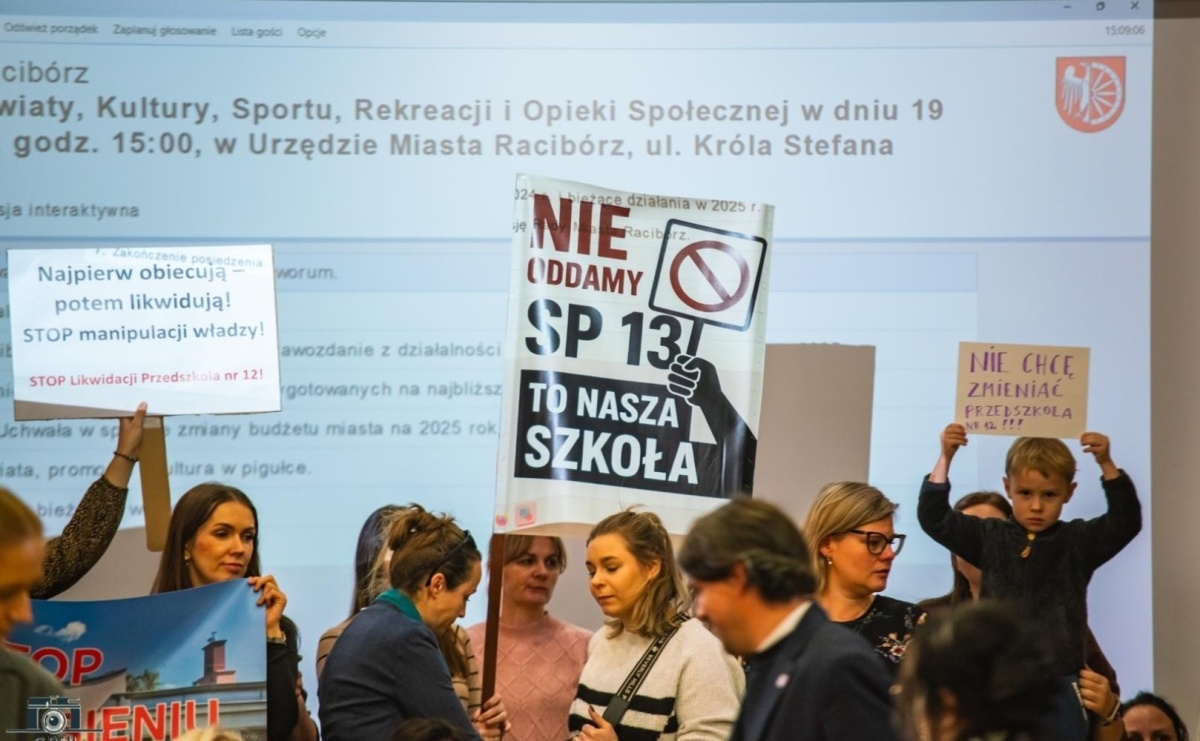 Smutek i szok po ujawnieniu planów władz miasta. Nauczyciele, rodzice i dzieci z SP 13 przyszli na komisję oświaty - Serwis informacyjny z Raciborza - naszraciborz.pl