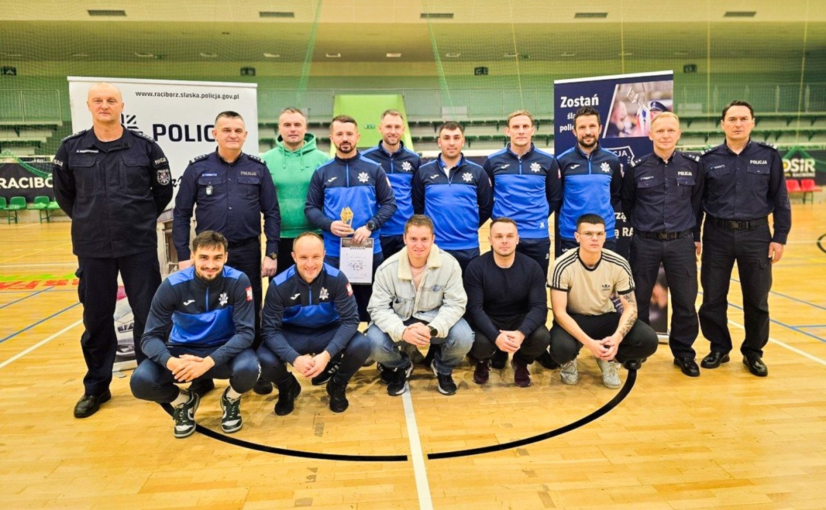 Wojewódzkie Mistrzostwa Policji w Halowej Piłce Nożnej w Raciborzu. Rywalizacja na najwyższym poziomie w hali RAFAKO - Serwis informacyjny z Raciborza - naszraciborz.pl