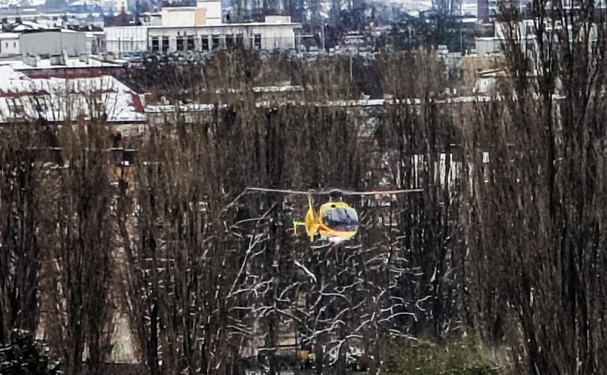 Lądowanie śmigłowca LPR na stadionie w Raciborzu - Serwis informacyjny z Raciborza - naszraciborz.pl